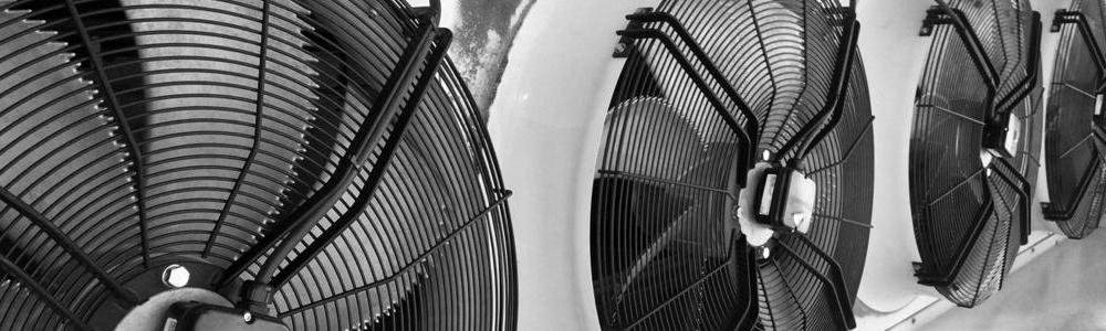 Rij industriële condensorventilatoren van een bedrijfskoelinstallatie