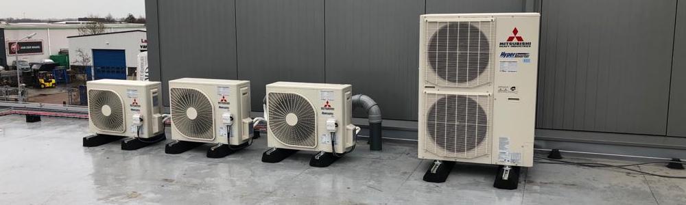 Vier buitenunits van Mitsubishi Heavy Industries, geplaatst op een bedrijfsdak
